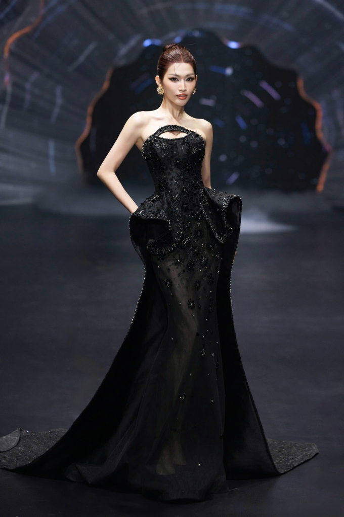 Show diễn Aurora’s Cry của NTK Nguyễn Minh Tuấn: Hương Giang mở màn đầy bất ngờ, Kim Duyên bùng nổ visual