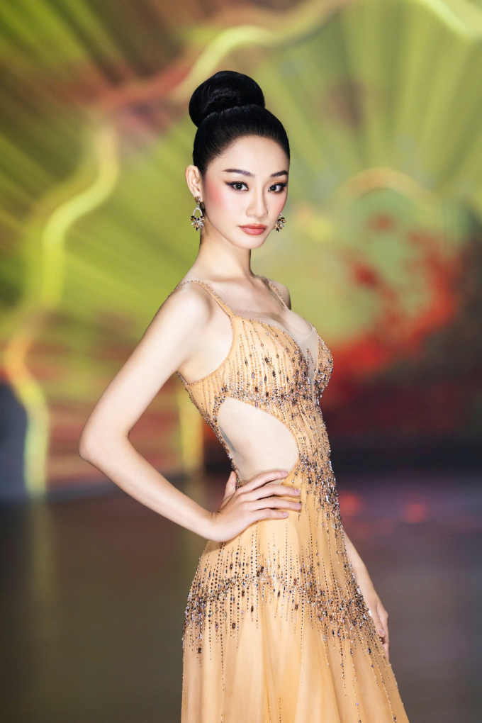 Show diễn Aurora’s Cry của NTK Nguyễn Minh Tuấn: Hương Giang mở màn đầy bất ngờ, Kim Duyên bùng nổ visual