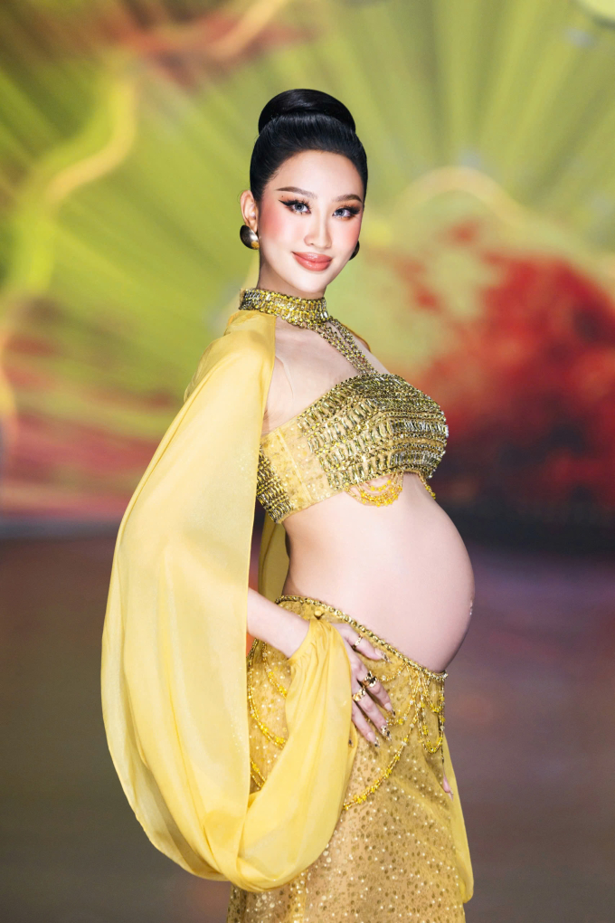Show diễn Aurora’s Cry của NTK Nguyễn Minh Tuấn: Hương Giang mở màn đầy bất ngờ, Kim Duyên bùng nổ visual