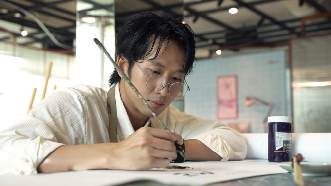 Tuấn Trần tự tay thiết kế tựa phim, dồn hết tâm sức cho dự án Mang mẹ đi bỏ