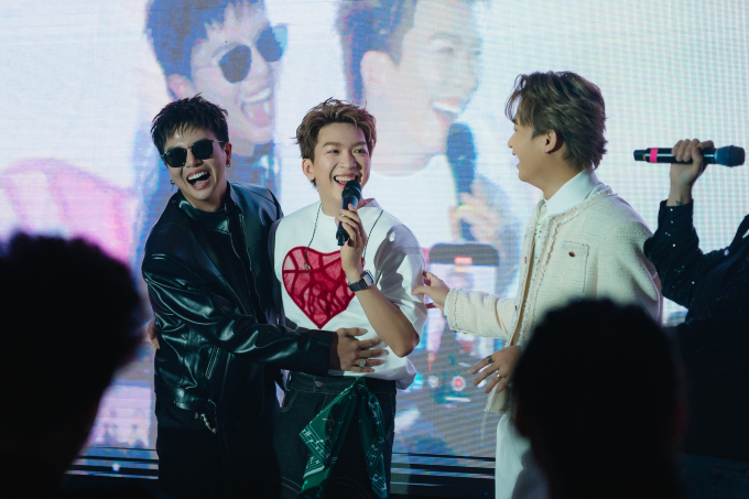 Anh tài Tăng Phúc lan tỏa tình yêu áo dài trong fan meeting đầu tiên trong sự nghiệp