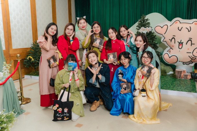 Anh tài Tăng Phúc lan tỏa tình yêu áo dài trong fan meeting đầu tiên trong sự nghiệp