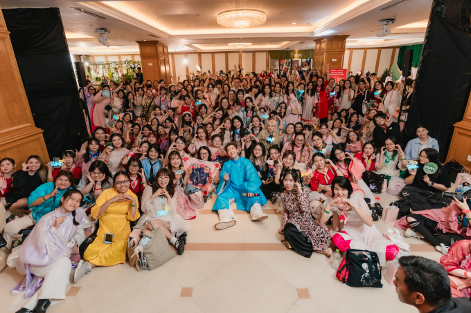 Anh tài Tăng Phúc lan tỏa tình yêu áo dài trong fan meeting đầu tiên trong sự nghiệp