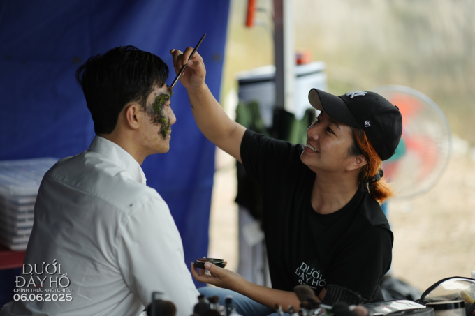 Dưới đáy hồ hé lộ hậu trường độc đáo: Diễn viên ra sức tập luyện cho cảnh nhảy xuống hồ đá tử thần từ độ cao 15m