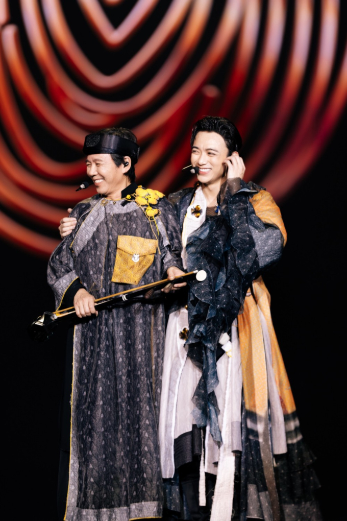 Soobin bất ngờ chơi đàn bầu cùng bố, mang cả làng quê Bắc Bộ lên sân khấu live-concert