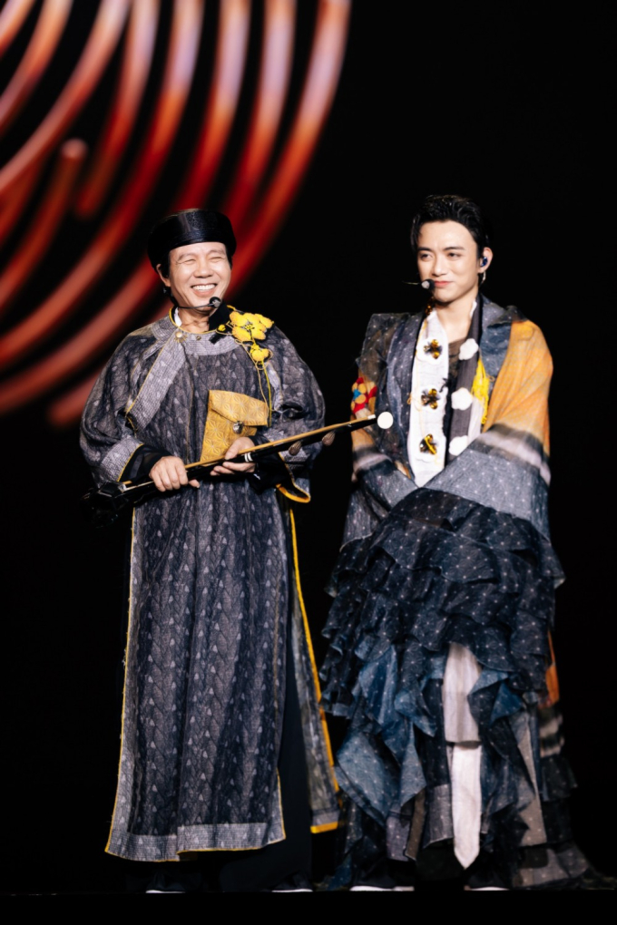 Soobin bất ngờ chơi đàn bầu cùng bố, mang cả làng quê Bắc Bộ lên sân khấu live-concert