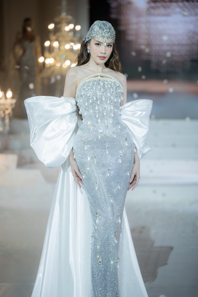 Lê Hoàng Phương càn quét 5 show tại Vietnam Couture Fashion Week với vai trò vedette - first face