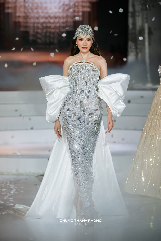 Lê Hoàng Phương càn quét 5 show tại Vietnam Couture Fashion Week với vai trò vedette - first face