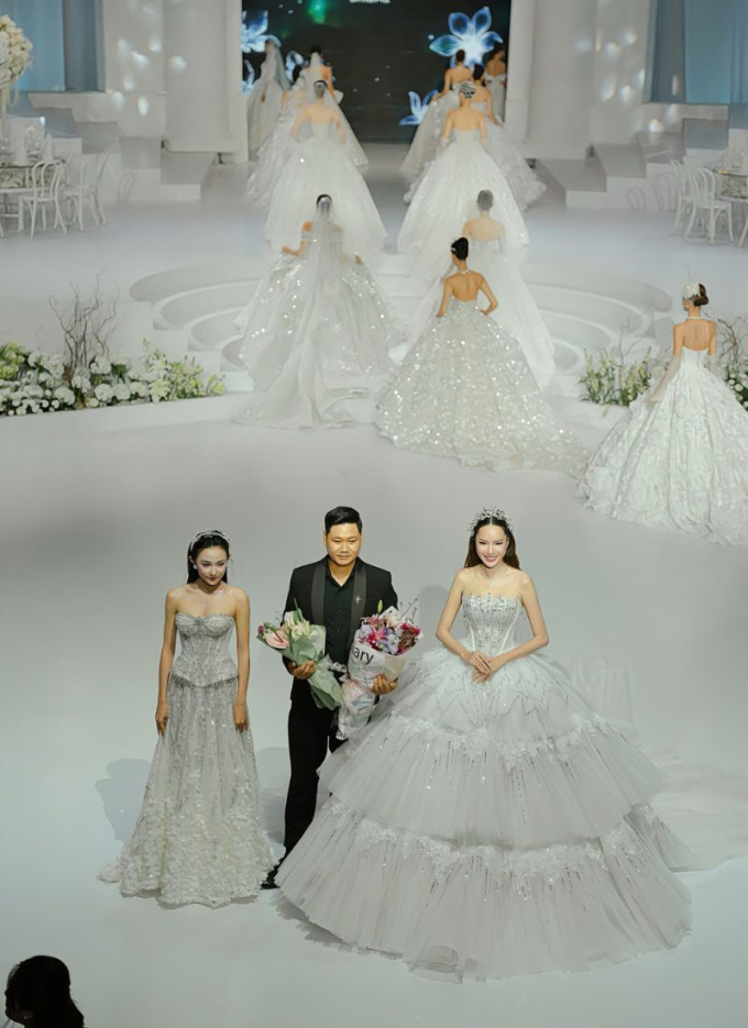 Lê Hoàng Phương càn quét 5 show tại Vietnam Couture Fashion Week với vai trò vedette - first face