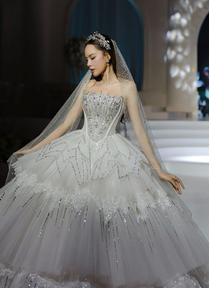 Lê Hoàng Phương càn quét 5 show tại Vietnam Couture Fashion Week với vai trò vedette - first face