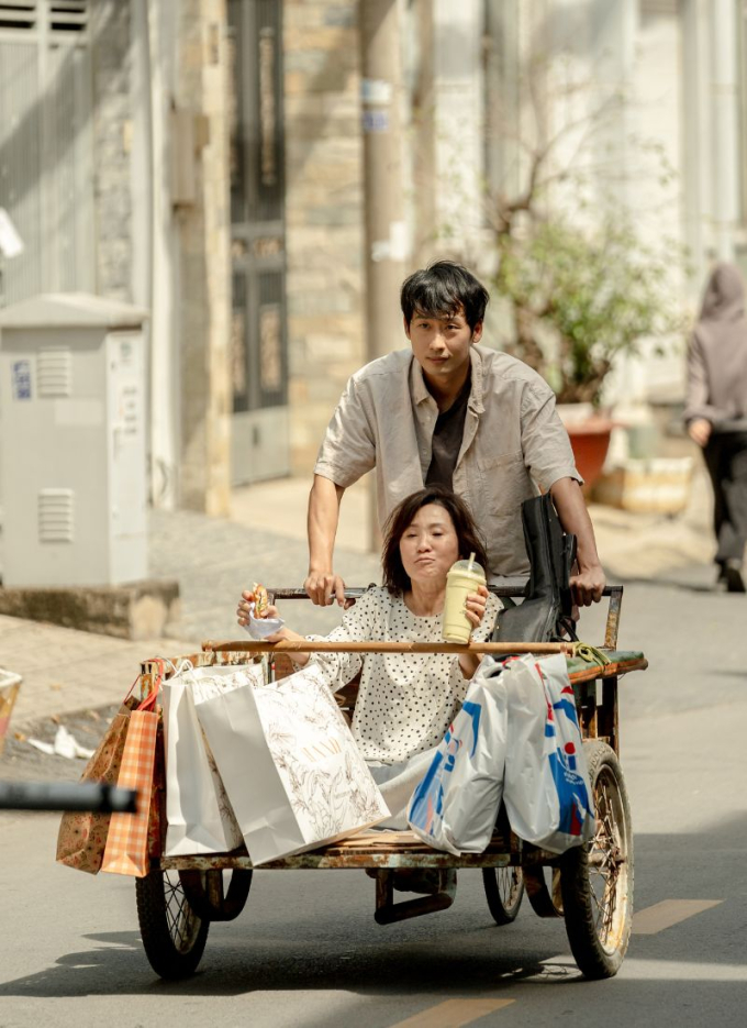 Hồng Đào “hồi xuân” với câu chuyện tình yêu xuyên biên giới cùng Jung Il-woo trong Mang mẹ đi bỏ