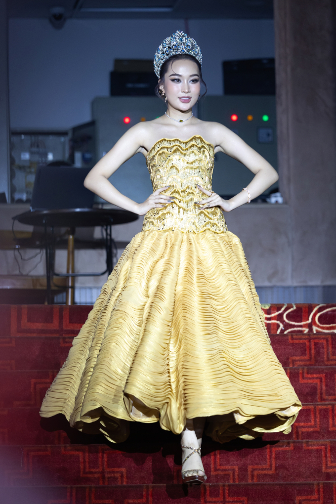 Minh Khắc thay thế Hà Quang Trung tại Mister Supranational, Kỳ Duyên múa Cô Đôi Thượng Ngàn thi Miss Supranational