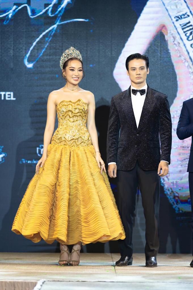 Minh Khắc thay thế Hà Quang Trung tại Mister Supranational, Kỳ Duyên múa Cô Đôi Thượng Ngàn thi Miss Supranational