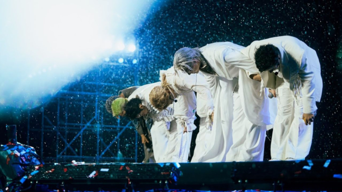 B.O.F cùng khán giả đội mưa, hoàn thành đêm showcase debut ấn tượng