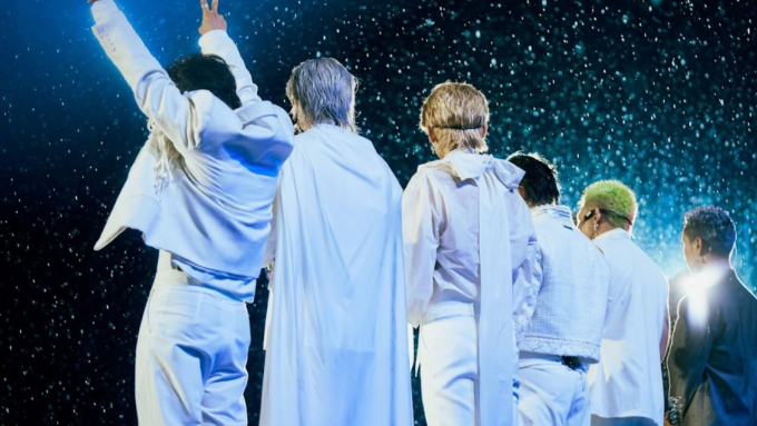 B.O.F cùng khán giả đội mưa, hoàn thành đêm showcase debut ấn tượng