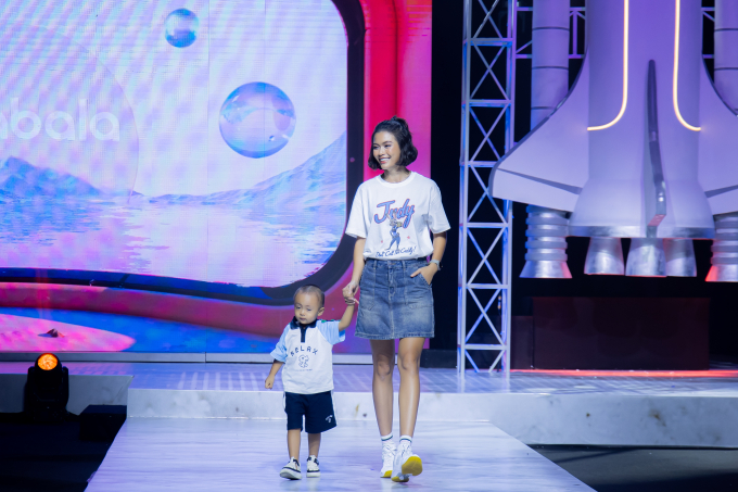 Mâu Thủy lần đầu cùng con trai Mun trình diễn trên sàn runway tại Cosmo The Show