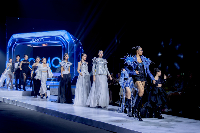 Mâu Thủy lần đầu cùng con trai Mun trình diễn trên sàn runway tại Cosmo The Show