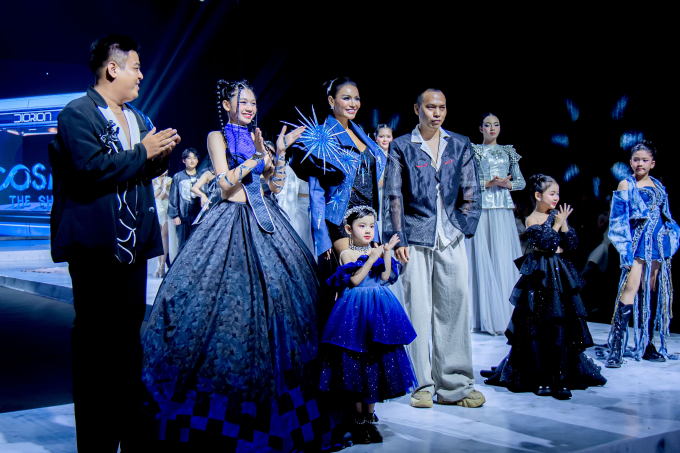 Mâu Thủy lần đầu cùng con trai Mun trình diễn trên sàn runway tại Cosmo The Show