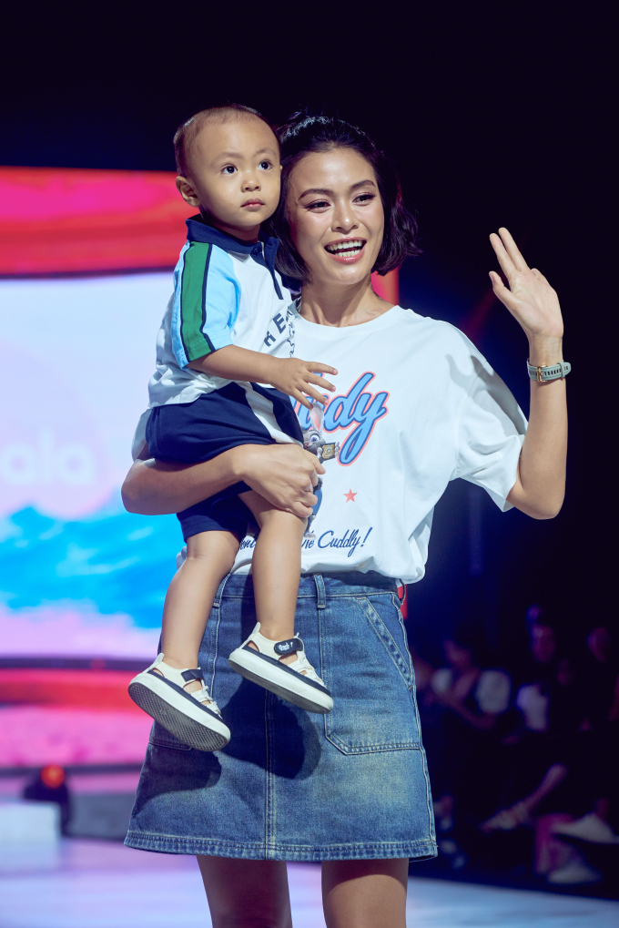 Mâu Thủy lần đầu cùng con trai Mun trình diễn trên sàn runway tại Cosmo The Show