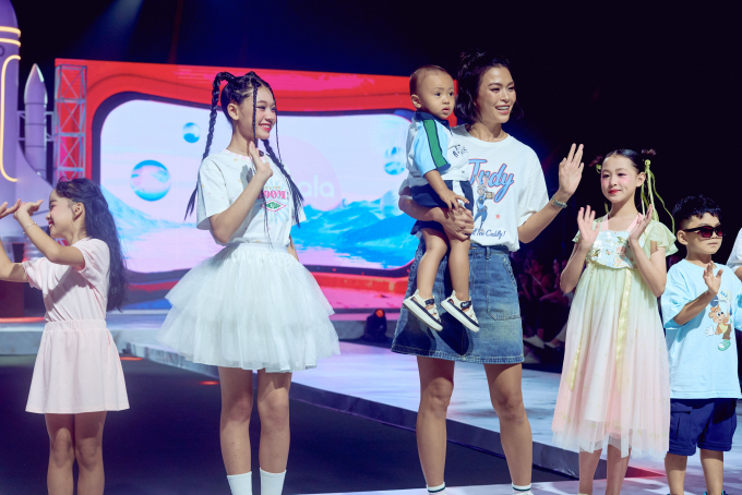 Mâu Thủy lần đầu cùng con trai Mun trình diễn trên sàn runway tại Cosmo The Show