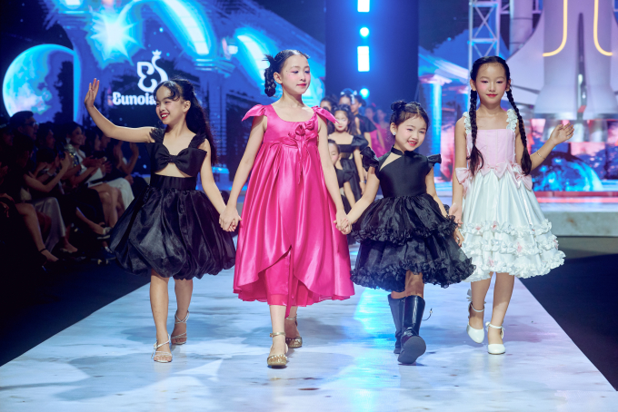 Mâu Thủy lần đầu cùng con trai Mun trình diễn trên sàn runway tại Cosmo The Show