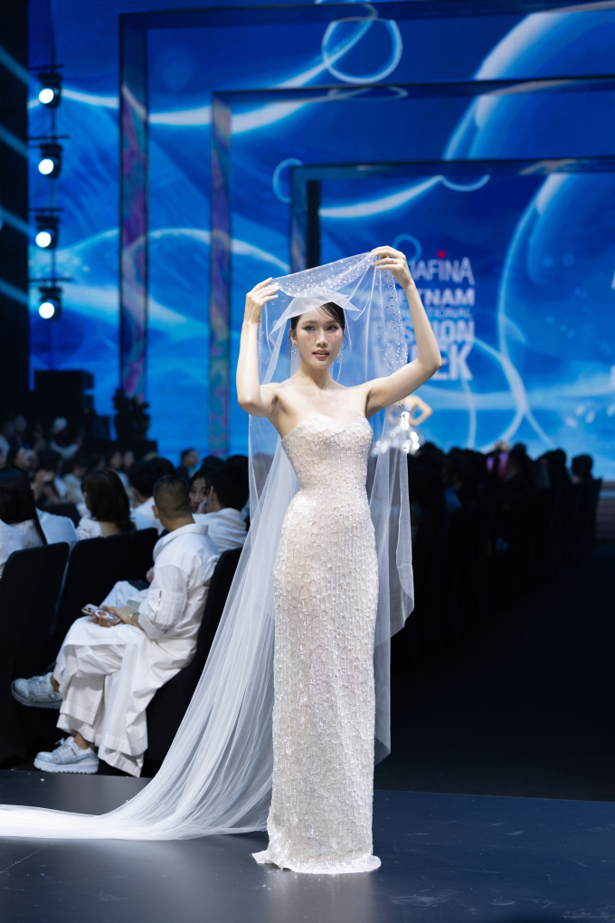 NTK Lê Thanh Hòa nắm tay siêu mẫu Thanh Hằng và hoa hậu Thanh Thủy mở màn Tuần lễ Thời trang Quốc tế Việt Nam