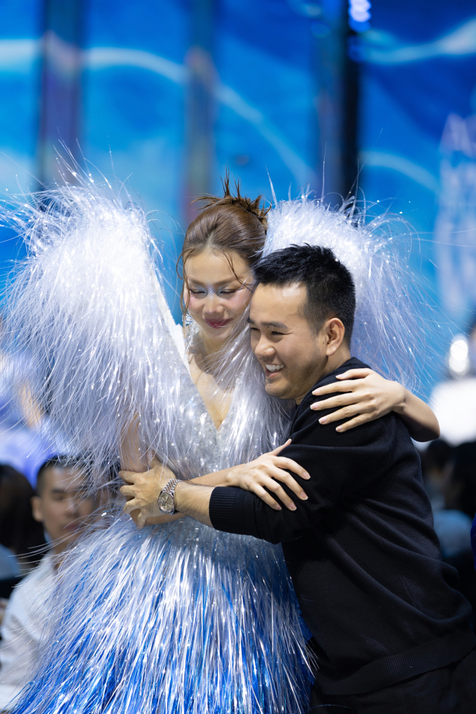 NTK Lê Thanh Hòa nắm tay siêu mẫu Thanh Hằng và hoa hậu Thanh Thủy mở màn Tuần lễ Thời trang Quốc tế Việt Nam