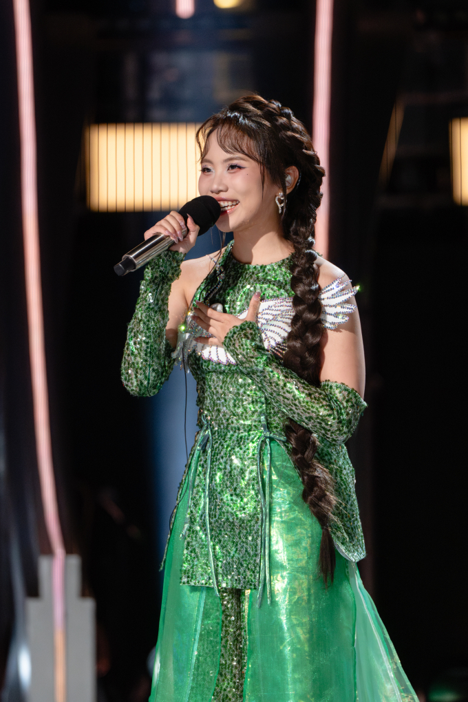 Phương Mỹ Chi thêu hồn Việt trong từng chi tiết, chiến thắng ngoạn mục tại Sing! Asia với Rock hạt gạo