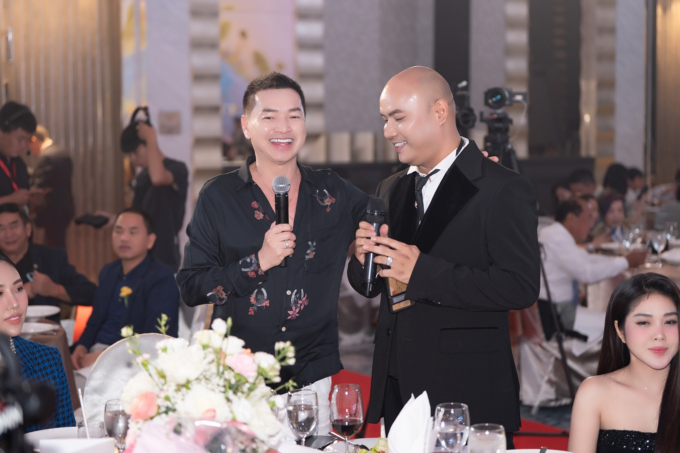 A Tuân song ca cùng Ngọc Sơn trong ngày tái xuất tại Thái Lan