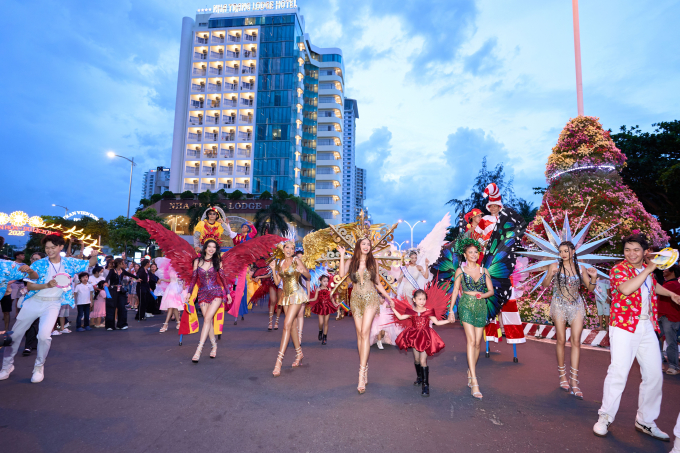 Cosmo Carnival Show: 2 hoa hậu Xuân Hạnh - Tata Juliastrid song ca, Top 45 thí sinh khoe dáng thi Người đẹp biển