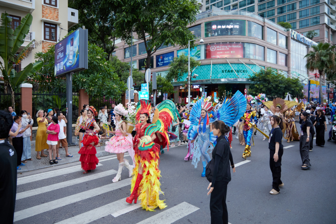 Cosmo Carnival Show: 2 hoa hậu Xuân Hạnh - Tata Juliastrid song ca, Top 45 thí sinh khoe dáng thi Người đẹp biển