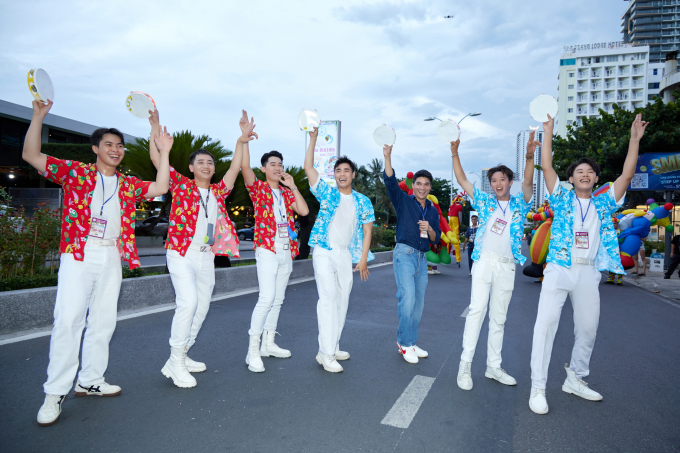 Cosmo Carnival Show: 2 hoa hậu Xuân Hạnh - Tata Juliastrid song ca, Top 45 thí sinh khoe dáng thi Người đẹp biển