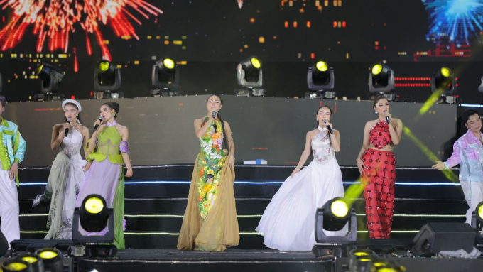Cosmo Carnival Show: 2 hoa hậu Xuân Hạnh - Tata Juliastrid song ca, Top 45 thí sinh khoe dáng thi Người đẹp biển