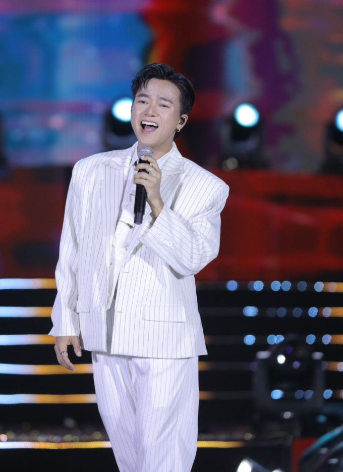 Cosmo Carnival Show: 2 hoa hậu Xuân Hạnh - Tata Juliastrid song ca, Top 45 thí sinh khoe dáng thi Người đẹp biển