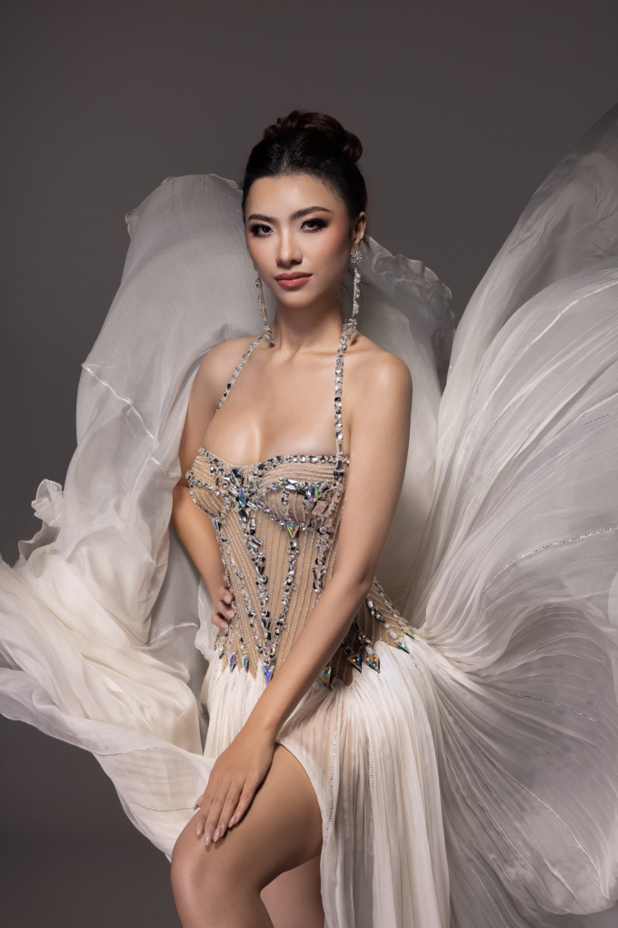 Lê Kim Quế Đan diện váy dạ hội Hiện thân thiên thần của NTK Công Trí thi Bán kết Miss Cosmo Vietnam