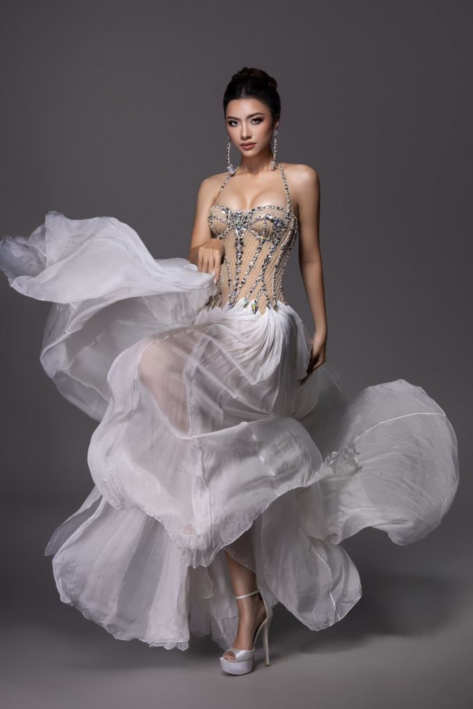 Lê Kim Quế Đan diện váy dạ hội Hiện thân thiên thần của NTK Công Trí thi Bán kết Miss Cosmo Vietnam
