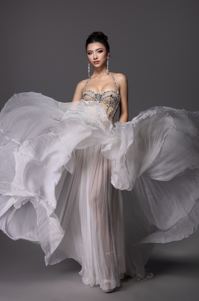 Lê Kim Quế Đan diện váy dạ hội Hiện thân thiên thần của NTK Công Trí thi Bán kết Miss Cosmo Vietnam