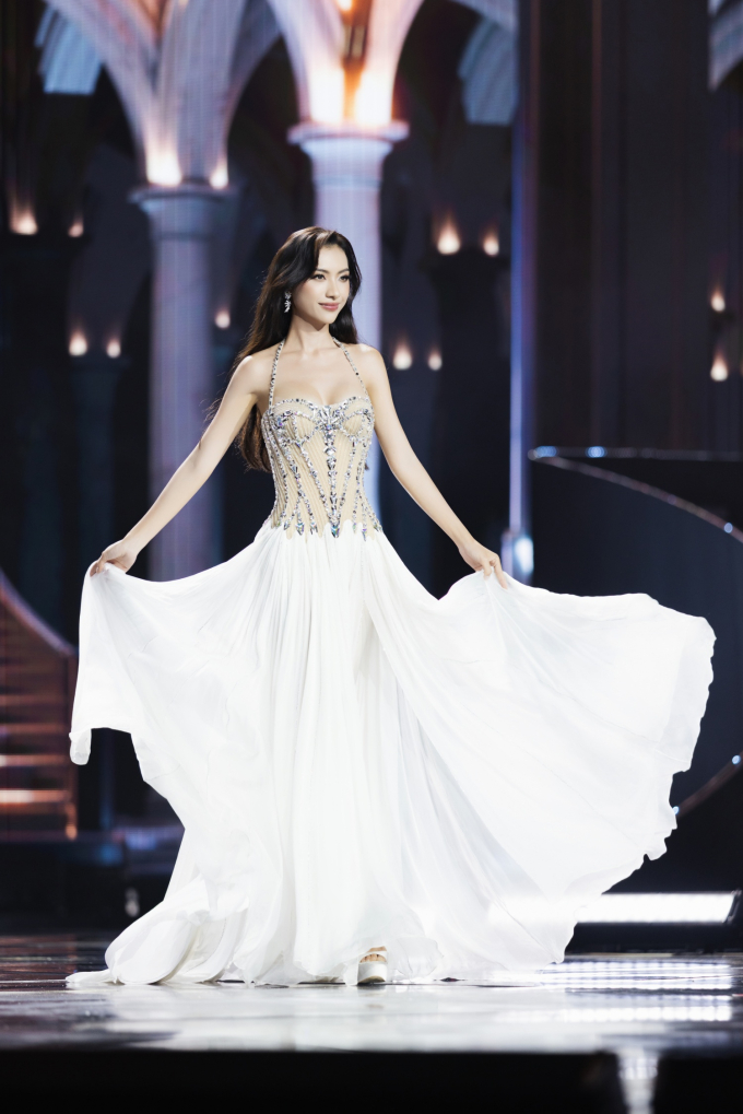 Miss Cosmo Vietnam 2025: Top 43 trình diễn đầy quyến rũ, tỏa sáng với loạt thiết kế váy dạ hội đẹp mắt