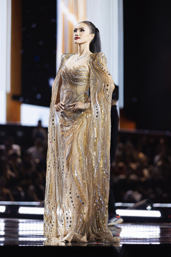 Miss Cosmo Vietnam 2025: Top 43 trình diễn đầy quyến rũ, tỏa sáng với loạt thiết kế váy dạ hội đẹp mắt