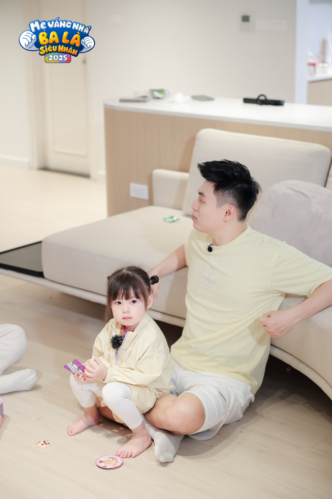 Chuyến đi chơi bất ổn của “mẹ Ninh Anh Bùi với bé Pam: Cãi nhau ỏm tỏi, giao kèo đến năm 18 tuổi được lập!