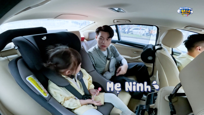 Chuyến đi chơi bất ổn của “mẹ Ninh Anh Bùi với bé Pam: Cãi nhau ỏm tỏi, giao kèo đến năm 18 tuổi được lập!