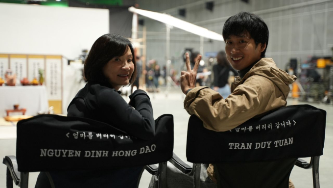Tuấn Trần “bắn” tiếng Hàn như người bản xứ, Hồng Đào “bội thực” mì tương đen trên phim trường Hàn Quốc
