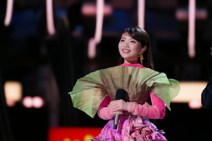 Phương Mỹ Chi thể hiện “Bóng phù hoa” tại Sing! Asia 2025, đánh bại ma vương Hoàng Linh