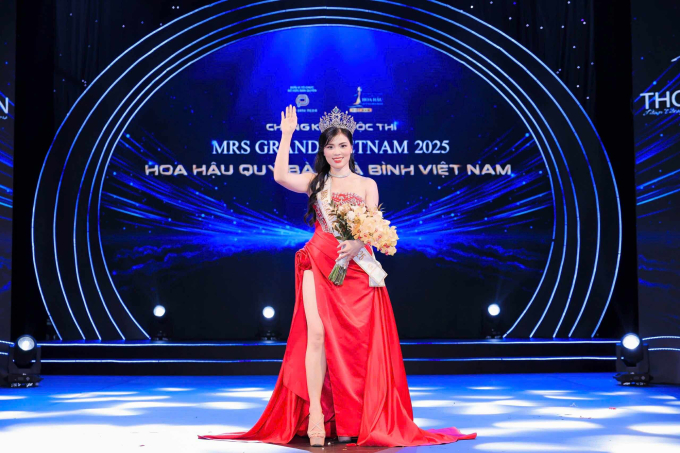 Nữ cán bộ ngành khoa học Nguyễn Thị Thưa đăng quang Mrs Grand Vietnam 2025