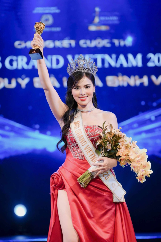Nữ cán bộ ngành khoa học Nguyễn Thị Thưa đăng quang Mrs Grand Vietnam 2025