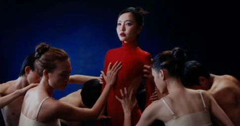 MV "Nâng chén tiêu sầu" của Bích Phương: Hình ảnh đầy ý nghĩa, liên tục leo BXH Trending quốc tế