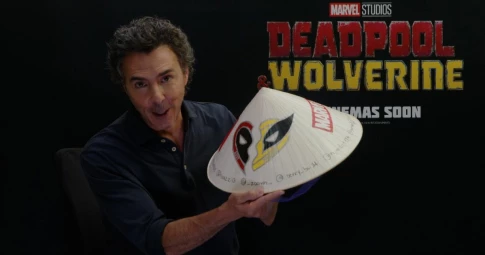 Đạo diễn bộ phim "Deadpool và Wolverine" check-in với nón lá Việt Nam tại sự kiện ở Hàn Quốc