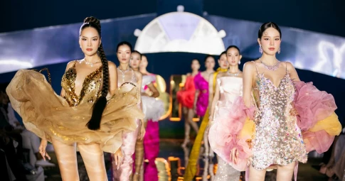 2 hoa hậu Hoàng Phương - Thanh Thủy đọ trình catwalk với trang phục của NTK Hoàng Minh Hà