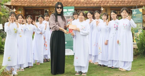 Phúc Anh trao tặng áo dài cho các bé gái tài năng, nối dài dự án "54 dân tộc Việt Nam"