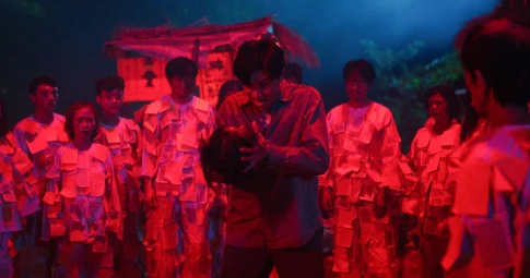 Tạo hình "bà già áo đỏ" khiến dàn diễn viên hoảng sợ trong phim kinh dị "Út Lan: Oán linh giữ của"